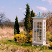 Chiếc buồng điện thoại kết nối với hư không