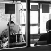 Thanh niên trẻ bỏ việc, cha mẹ ủng hộ vô điều kiện