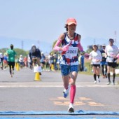 Cụ bà Nhật 64 tuổi nắm giữ kỷ lục chạy marathon dưới 3 giờ