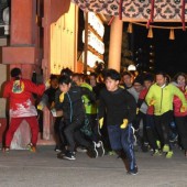 Cuộc đua truyền thống tìm ra người may mắn nhất năm ở đền Nishinomiya