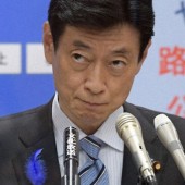 Cựu bộ trưởng Nhật bị chỉ trích vì sưu tập hình phụ nữ