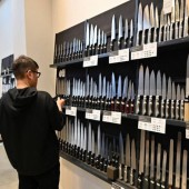 Xu hướng nấu ăn tại nhà khiến doanh số bán dao tại Nhật tăng