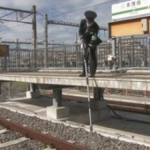 Nhân viên JR East và nỗi khổ nhặt tai nghe không dây dưới đường ray mỗi ngày