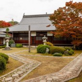 Cửa sổ thần linh và "trần nhà đẫm máu" tại chùa Genko