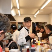 Người đàn ông mang bữa ăn miễn phí đến cho học sinh nghèo trong nhiều thập kỷ