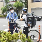 Người đi xe đạp ở Nhật bắt buộc phải đội mũ bảo hiểm từ tháng 4/2023