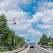 Vì sao các con đường ở Hokkaido lại có những mũi tên chỉ xuống đất?