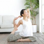 Tập luyện môn Yoga một cách hứng thú