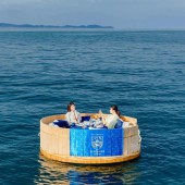 Dịch vụ karaoke trên biển cho người "thích hát nhưng ngại"