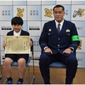 Khen thưởng cậu bé 10 tuổi dắt học sinh lớp 1 đi lạc đến đồn cảnh sát