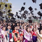 Sinh viên Nhật Bản mặc gì trong lễ tốt nghiệp?