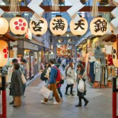 Khách du lịch đổ xô đến Nhật để mua sắm khi đồng Yên giảm