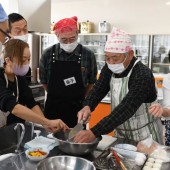 Khi những người đàn ông trung niên Nhật Bản vào bếp