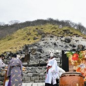 Nghi lễ xoa dịu linh hồn hồ ly bị phong ấn trong tảng đá độc