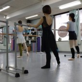 Phụ nữ Nhật học múa ba lê ở tuổi trung niên