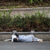 Người vô gia cư tại Tokyo lao đao khi công viên đóng cửa