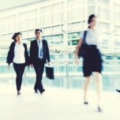 Chạy theo việc hay việc "chạy" theo mình?