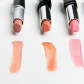 Son môi "bền màu, lâu trôi" liệu có tốt?