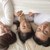 Học hỏi kiểu ngủ hình chữ 川 của bố mẹ Nhật