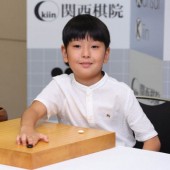 Cậu bé 9 tuổi trở thành kỳ thủ cờ vây chuyên nghiệp của Nhật Bản