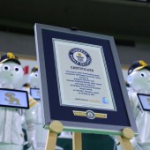 Đội cổ vũ 100 robot Pepper lập Kỷ lục Guinness thế giới 