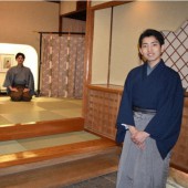 Nam giới phục vụ trong nhà hàng truyền thống của Nhật Bản