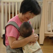 Trao cái ôm ấm áp của mẹ đến trẻ mồ côi Nhật