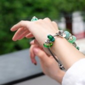 Trang sức xỏ hạt kể chuyện: Xu hướng thời trang mới