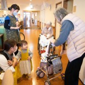 Khi trẻ em trở thành nhân viên trong viện dưỡng lão