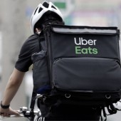 Uber Eats Nhật Bản tạm dừng tuyển dụng sinh viên nước ngoài