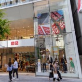 Uniqlo Nhật Bản sẽ tăng lương lên đến 40% cho nhân viên