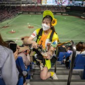 Uriko: Những cô gái bán bia dạo trên sân bóng chày