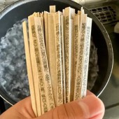 Độc lạ: Đọc báo trên sợi Soba