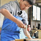 Cậu bé 12 tuổi vượt qua kỳ thi và nhận chứng chỉ chế biến cá nóc