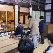 Công ty sản xuất thuốc diệt côn trùng rồi làm lễ tưởng nhớ!