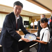 Bé gái 10 tuổi trở thành người trẻ nhất được cấp chứng chỉ chế biến cá nóc