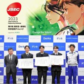 Học sinh trung học Nhật Bản tạo ra găng tay từ chất nhờn của rong biển