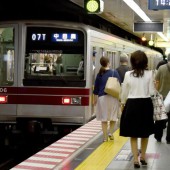 Tai nạn gia tăng, vì sao một số ga tàu điện tại Nhật lại chưa có cửa an toàn?