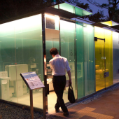 Những lo ngại xoay quanh nhà vệ sinh trong suốt ở Shibuya