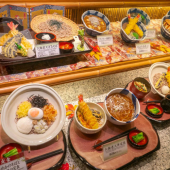 Khách nước ngoài hào hứng với nghệ thuật làm thức ăn giả của Nhật Bản