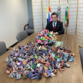 Quan chức người Nhật duy trì thói quen gấp hạc giấy trong hơn 1.500 ngày