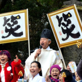 Nghi lễ thanh tẩy năm cũ bằng tiếng cười giòn tan