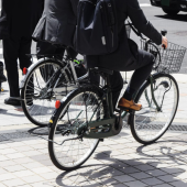 Sử dụng điện thoại khi đi xe đạp tại Nhật sẽ bị phạt nặng từ tháng 11