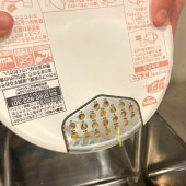 Mì tiên tri: Nissin biến lỗ thoát nước trên nắp hộp mì thành quẻ bói