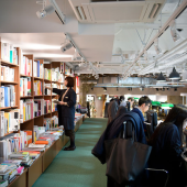 Người Nhật sẵn sàng chi tiền để vào hiệu sách?