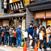 Nhiều nhà hàng ramen ở Nhật áp dụng thẻ vào cửa để hạn chế tình trạng xếp hàng dài