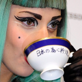 Tách trà có dấu son của Lady Gaga được trưng bày nhân kỉ niệm 14 năm động đất Tohoku