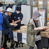 Người dân Nhật Bản xếp hàng để mua gạo giá bình ổn