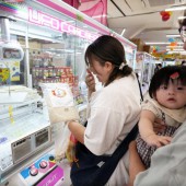 Trò chơi "máy gắp gạo" đang gây sốt tại Nhật Bản