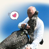 Tình bạn diệu kỳ giữa cụ ông Nhật Bản và chú cá sấu Caiman